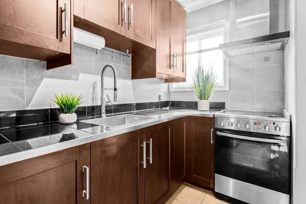 3726 Centre ST NE #8, Calgary, AB T2E 2Y3