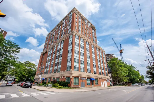 15 Maplewood AVE #212, Toronto C03, ON M6C 4B4