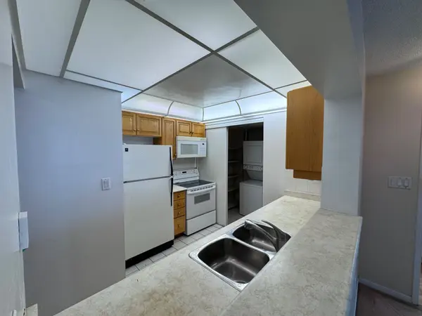 88 Corporate DR #2702, Toronto E09, ON M1H 3G6