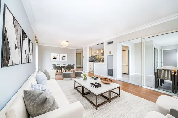 30 Harding BLVD W #404, Richmond Hill, ON L4C 9M3