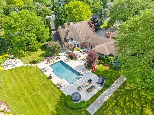 19 Lorraine GDNS, Toronto W08, ON M9B 4Z5