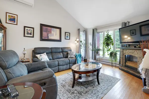 21 Ste Therese BLVD, Russell, ON K0A 1W0