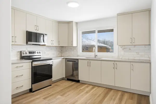 896 Pinewood CRES #2, Britannia Heights - Queensway Terrace N And Area, ON K2B 5Y4