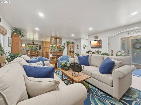 1099 PARKVIEW DR, Brookings, OR 97415