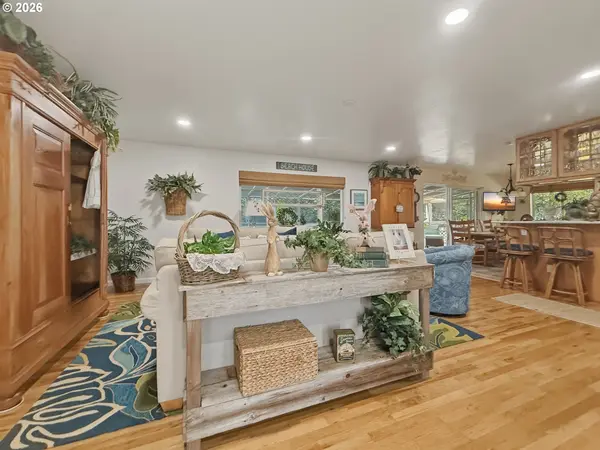 1099 PARKVIEW DR, Brookings, OR 97415