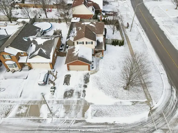 3 Alona AVE, Cambridge, ON N3C 3Y5