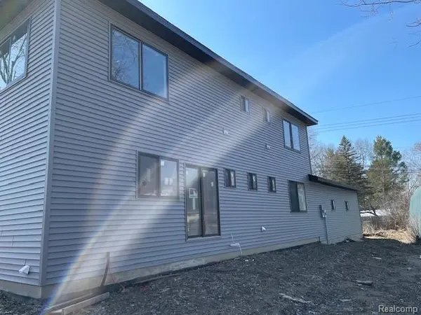 5031 Clintonville RD, Independence Charter Township, MI 48346