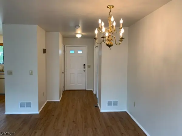 12 Pear Ct, Raritan Twp., NJ 08822