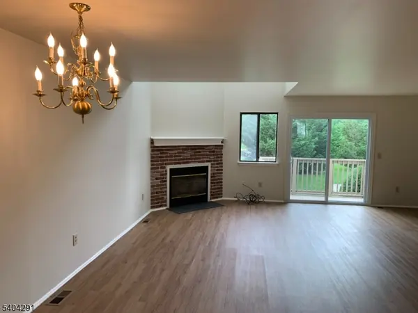 12 Pear Ct, Raritan Twp., NJ 08822