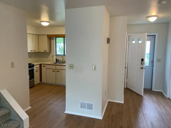 12 Pear Ct, Raritan Twp., NJ 08822