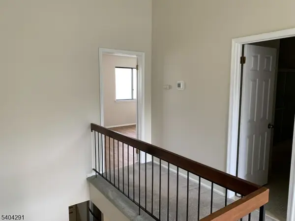 12 Pear Ct, Raritan Twp., NJ 08822