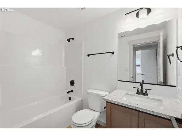 2213 W 10TH AVE, Junction City, OR 97448