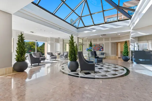 14924 Yonge ST #111, Aurora, ON L4G 6H7