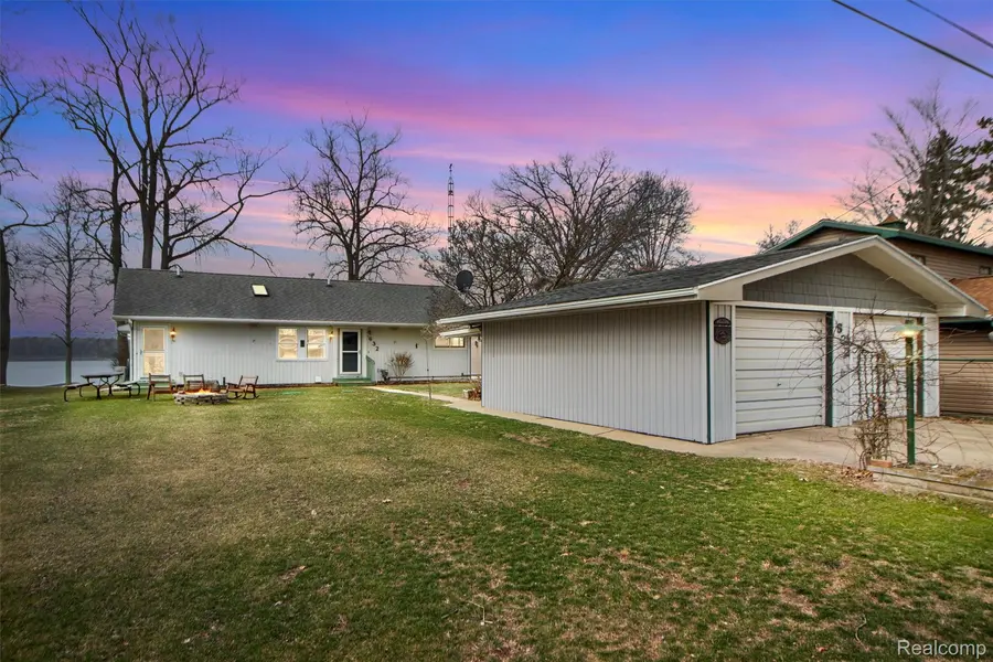 632 Dorbert DR, Waterloo Township, MI 49259