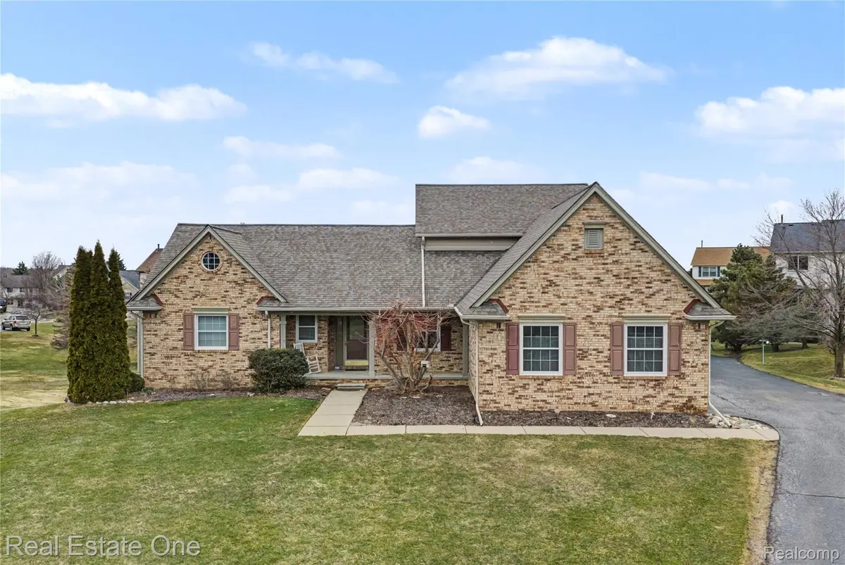 2070 W View CT, Orion Charter Township, MI 48360