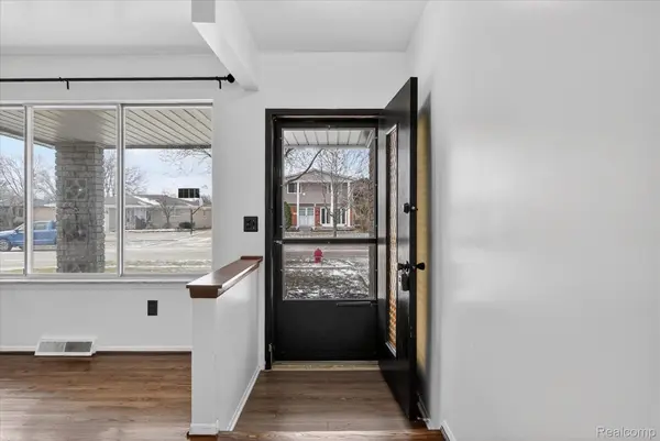 2995 Groves DR, Sterlingheightscity_macomb, MI 48310