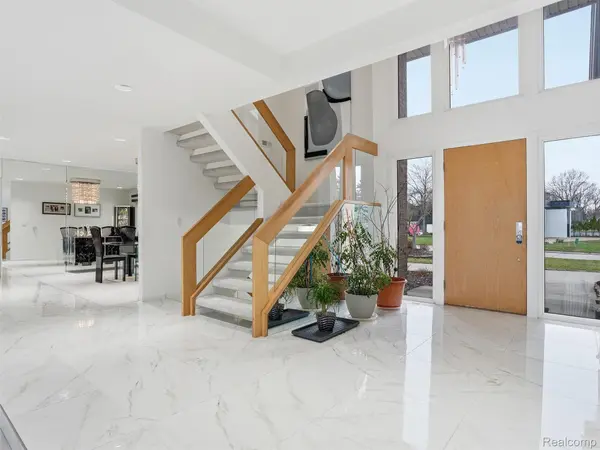 3827 Manchester CT, Bloomfield Hills, MI 48302