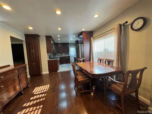 6438 Barrie ST, Dearborn, MI 48126