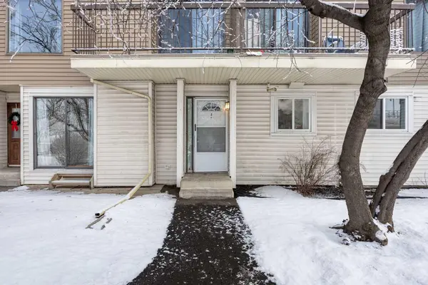 2519 38 ST NE #3, Calgary, AB T1Y 4W8