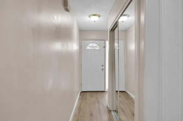 2519 38 ST NE #3, Calgary, AB T1Y 4W8