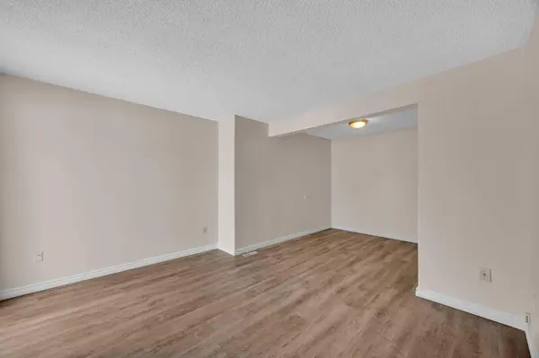 2519 38 ST NE #3, Calgary, AB T1Y 4W8