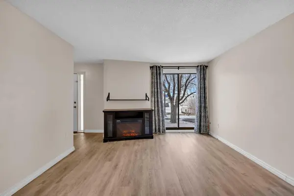 2519 38 ST NE #3, Calgary, AB T1Y 4W8