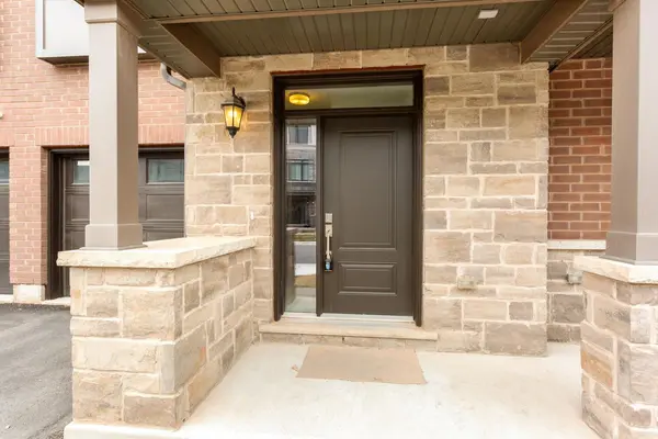 2184 Postmaster DR #13, Oakville, ON L6M 3X1