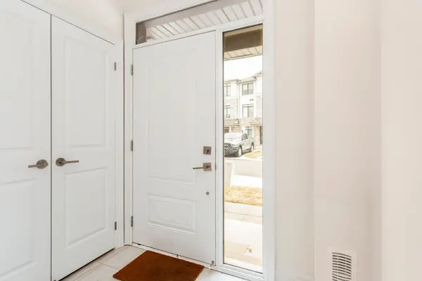 2184 Postmaster DR #13, Oakville, ON L6M 3X1