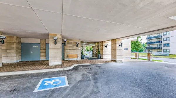 4200 Bathurst ST #707, Toronto C06, ON M3H 6C7