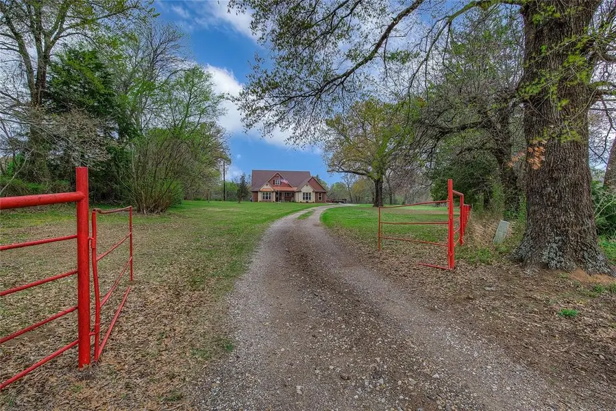 811 Rs County Road 4250, Point, TX 75472