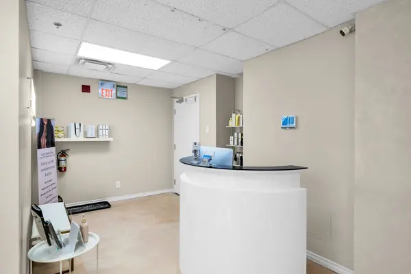 1 Rossland RD W #209, Ajax, ON L1Z 1Z2