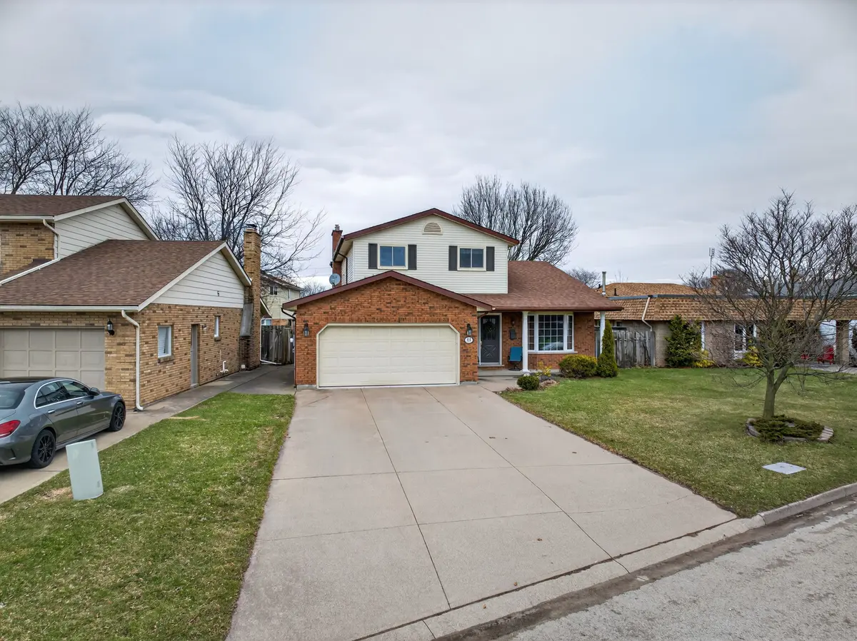 41 Adel DR E, St. Catharines, ON L2M 3W9