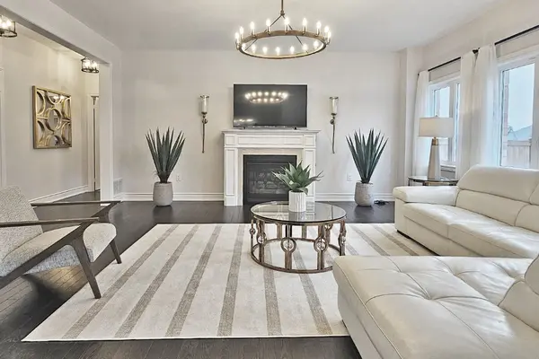 16 Vivian Creek RD #Main, East Gwillimbury, ON L0G 1M0