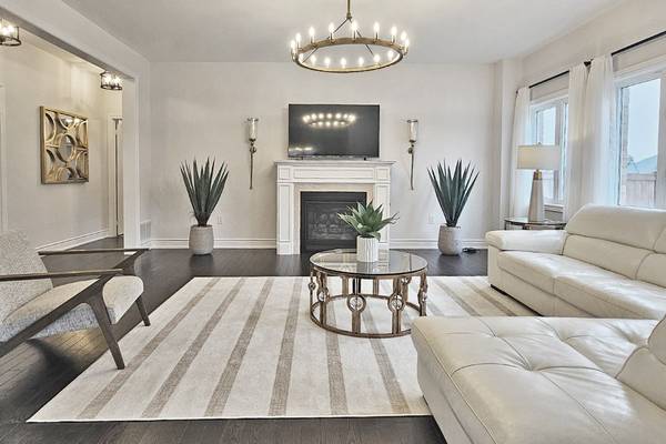 16 Vivian Creek RD #Main, East Gwillimbury, ON L0G 1M0