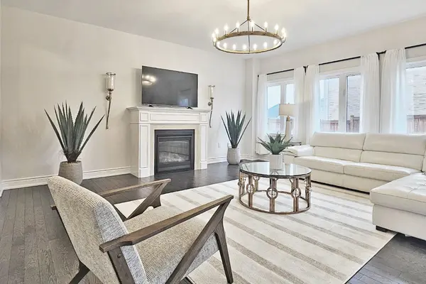 16 Vivian Creek RD #Main, East Gwillimbury, ON L0G 1M0