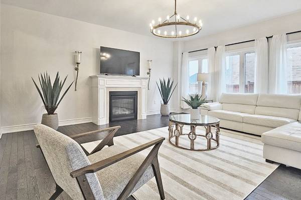 16 Vivian Creek RD #Main, East Gwillimbury, ON L0G 1M0