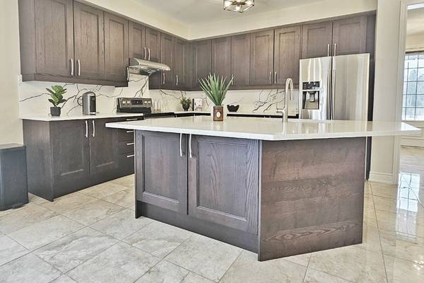 16 Vivian Creek RD #Main, East Gwillimbury, ON L0G 1M0