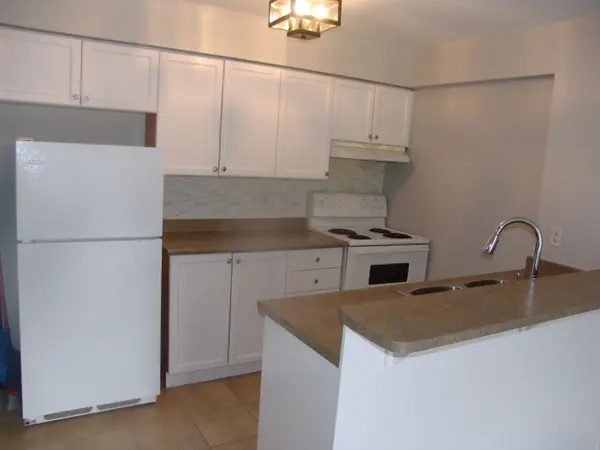 102 Aspen Springs DR #305, Clarington, ON L1C 5N6