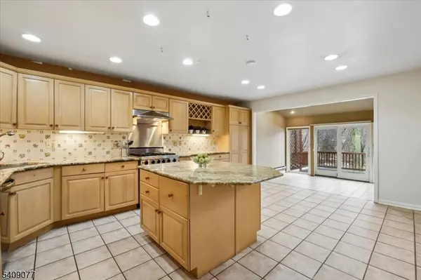 38 Hunters Circle, Tewksbury Twp., NJ 08833