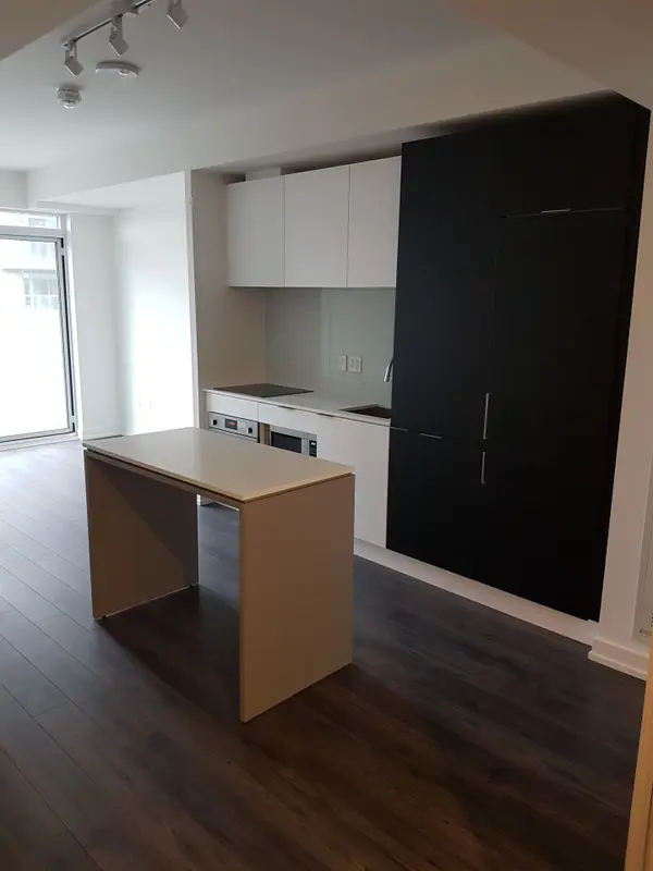 33 Helendale AVE #721, Toronto C03, ON M4R 0A4