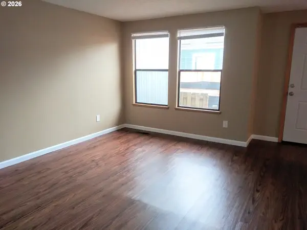 6822 SE WOODSTOCK BLVD, Portland, OR 97206