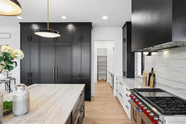 1094 Lincoln CT, Birmingham, MI 48009