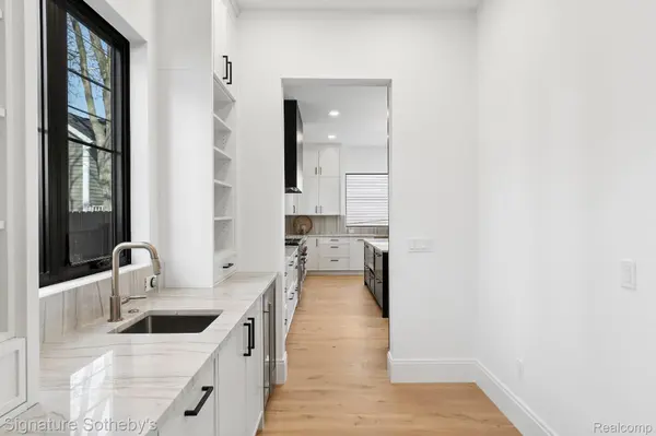 1094 Lincoln CT, Birmingham, MI 48009