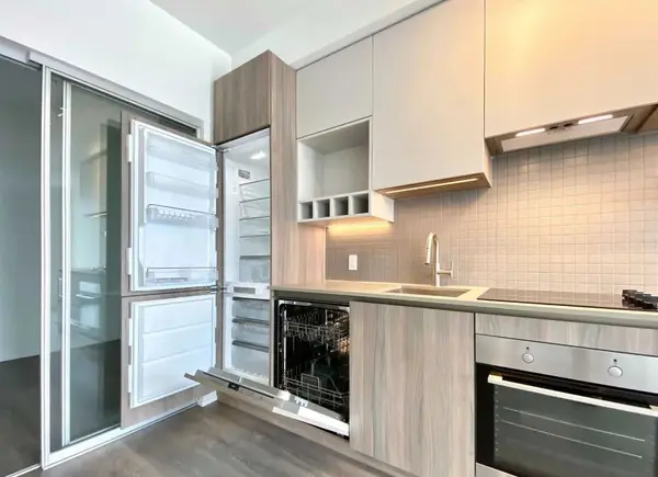 950 Portage Pkwy #4105, Vaughan, ON L4K 0J7