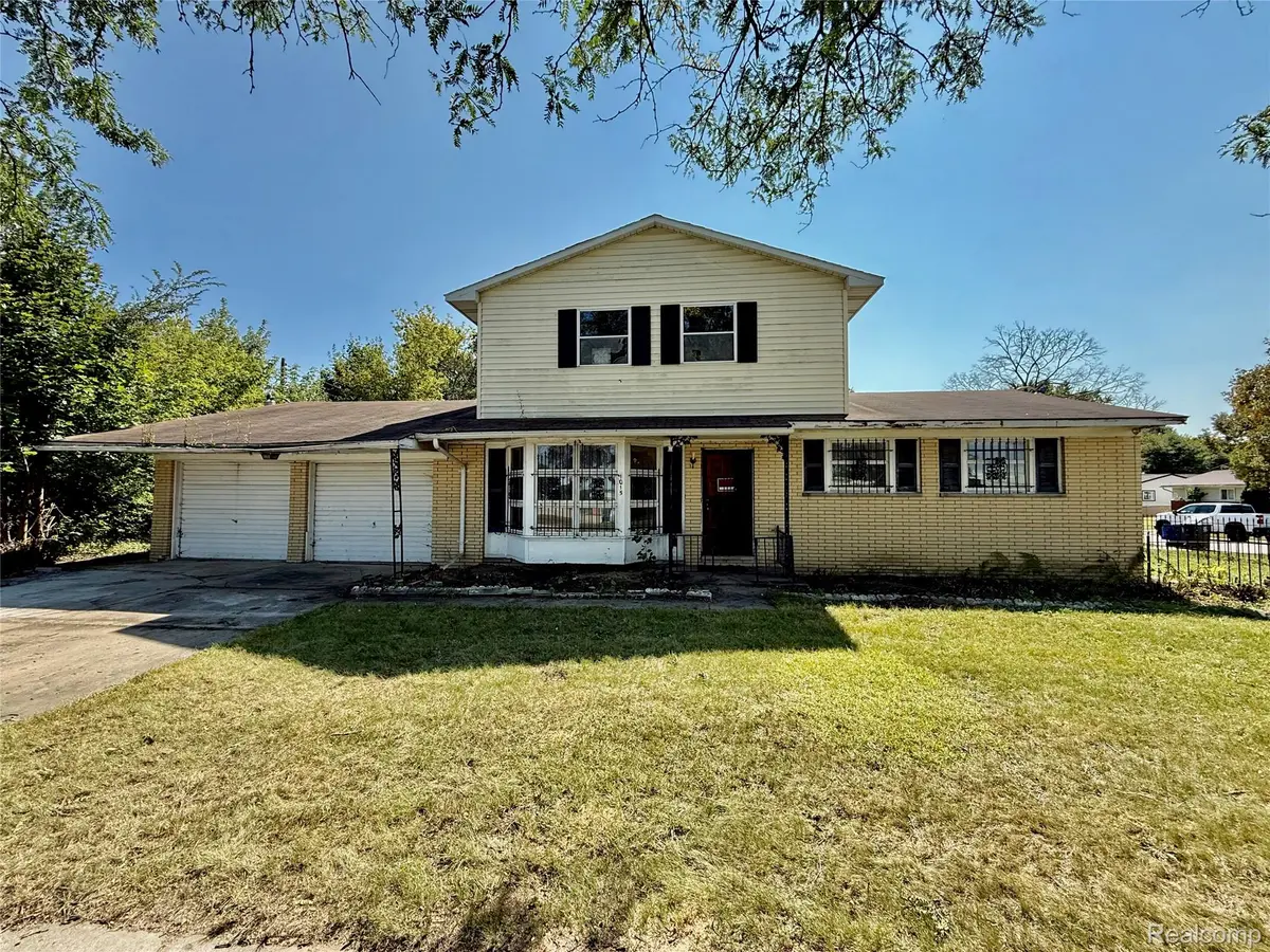 1015 W Carpenter RD, Flint, MI 48505