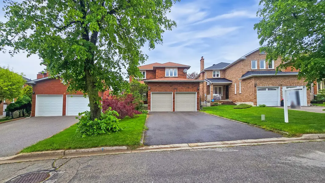 8 Muster CT, Markham, ON L3R 9G5