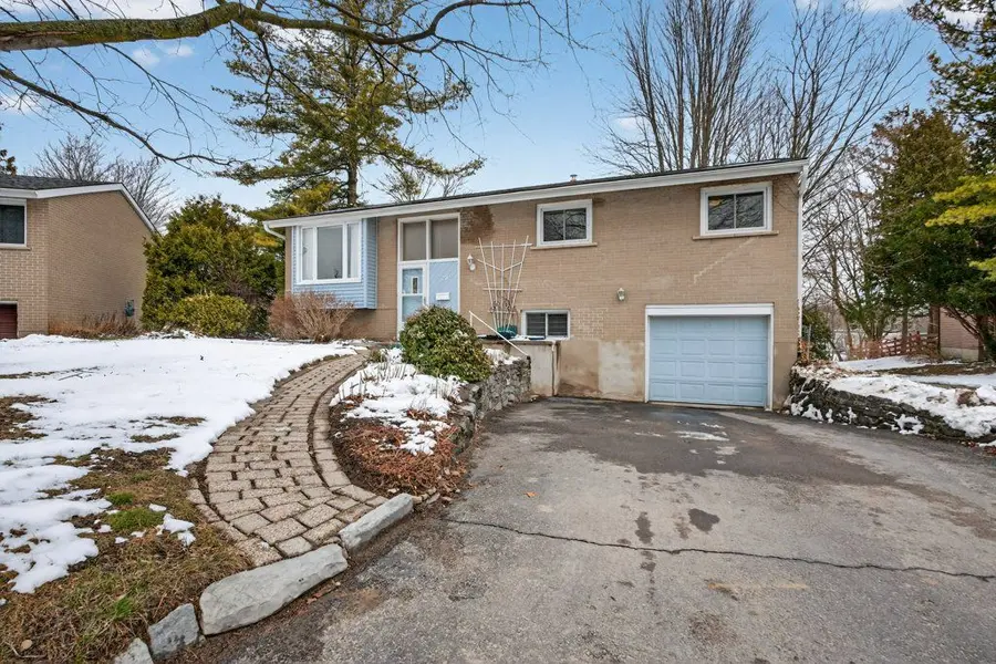 28 Pember PL, Kingston, ON K7M 2P7