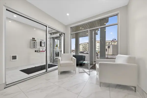 50 Lakebreeze DR #323, Clarington, ON L1B 0V9