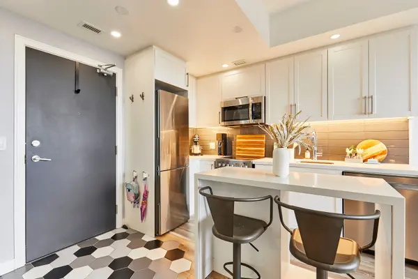 1 Neighbourhood LN #606, Toronto W07, ON M8Y 0C2