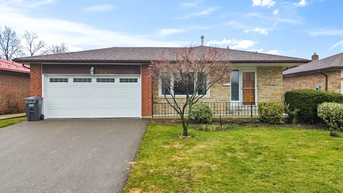 556 Paisley BLVD W, Mississauga, ON L5B 2M4